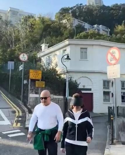  「男子」关之琳与男子出门遛狗有说有笑，她终于过上了18岁向往的生活