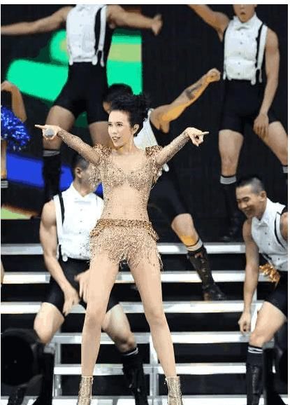 莫文蔚太大胆了，全身竟只有碎钻装饰，身材比例是真的好！