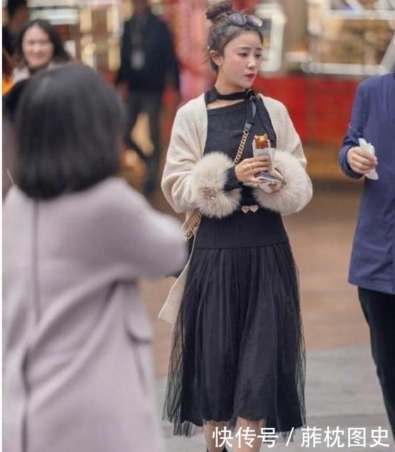 「 凹凸」一身素色的穿搭魅力十足，街拍：身材凹凸有致的美女