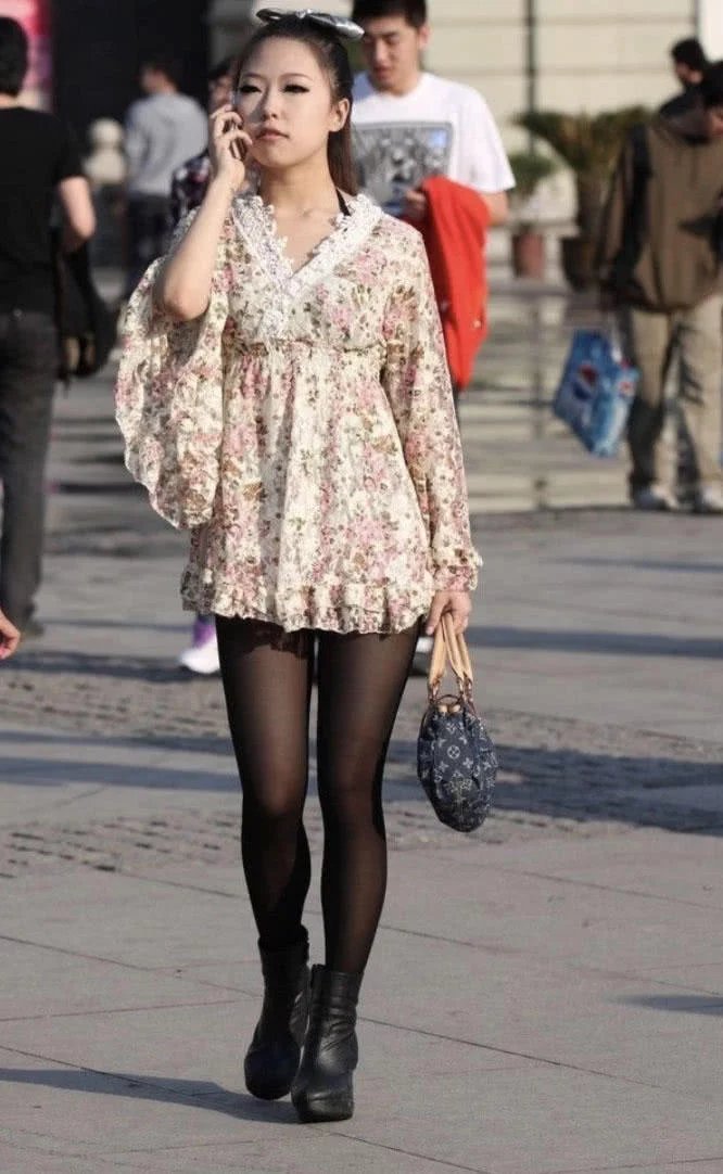 黑丝袜小姐姐街头游玩，各种高难动作，男友有些受不了了