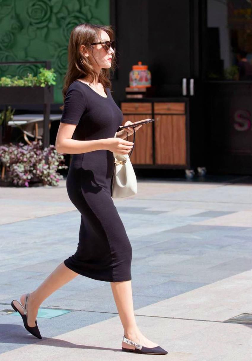 街拍:图1墨镜美女,皮裙配拖鞋,图3时尚美女,穿着优雅连衣裙