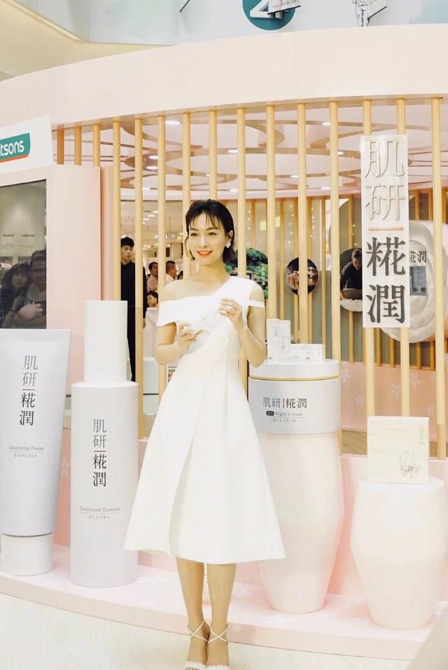 吴昕白色露肩礼服，优雅大方，网友视线却被逼到胸部旁边:肉真多