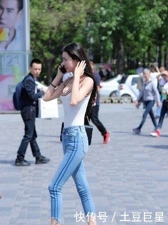  「黑纱」路人街拍，黑纱长裙让姑娘看起来浪漫又神秘