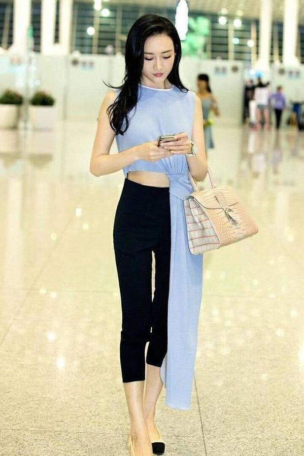 真服了王鸥，牛仔裤破成这样还穿出来，网友：送我都不要