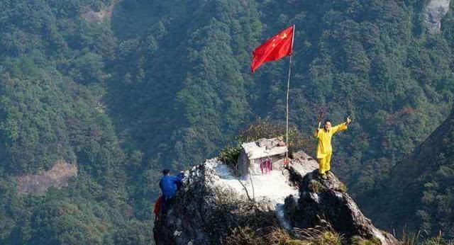 中国最险峻寺庙，建在海拔818米峰顶上，村名用命烧香日赚万元