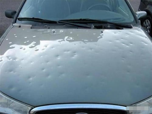  #汽车#天降冰雹，许多汽车都解开了遮羞布，网友：质量好才是真
