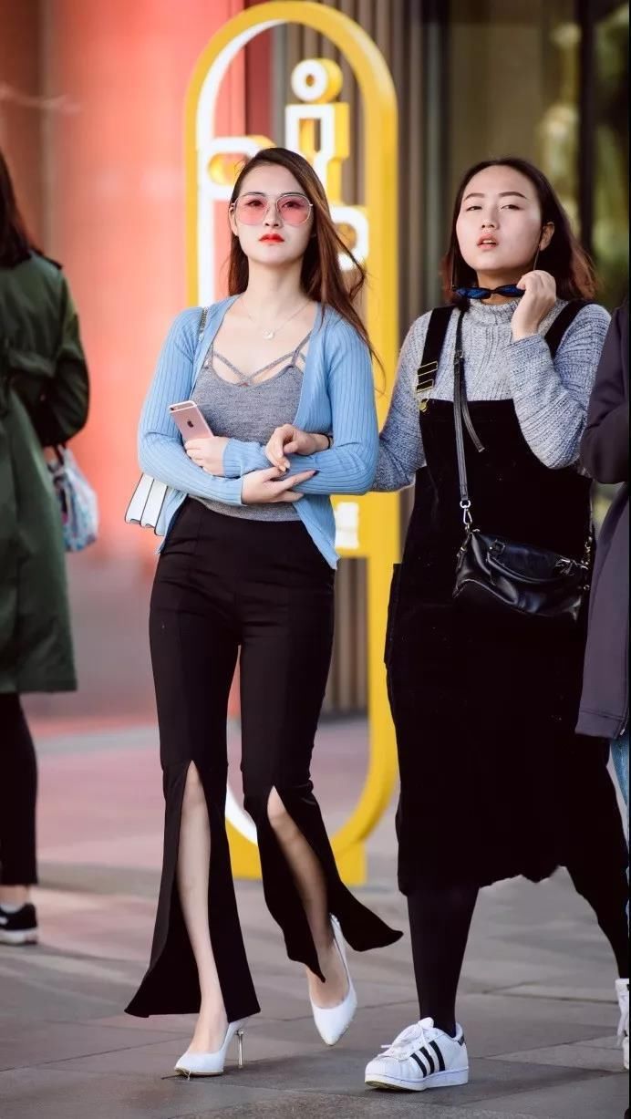 东莞街拍 美女与非美女的区别,就在一条背心上 好有熟女的味道!