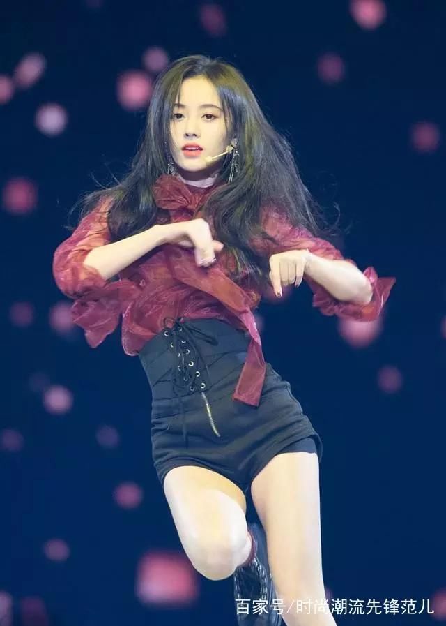 鞠婧祎厉害！把短裤提那么高都露出打底裤了，网友：为显腿长呗！