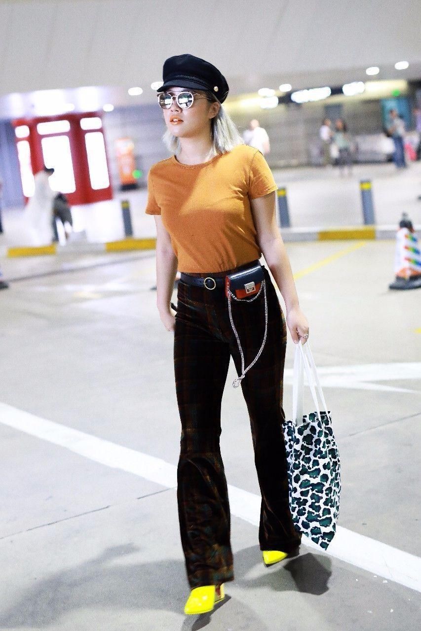 王菊是“魔鬼”身材，穿短裤腿粗的很强壮，穿长裤反倒显身材好!