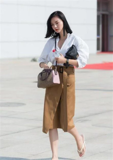  「半身裙」街拍：面赛芙蓉的美女，白衬衫搭配半身裙，长相清秀又美丽