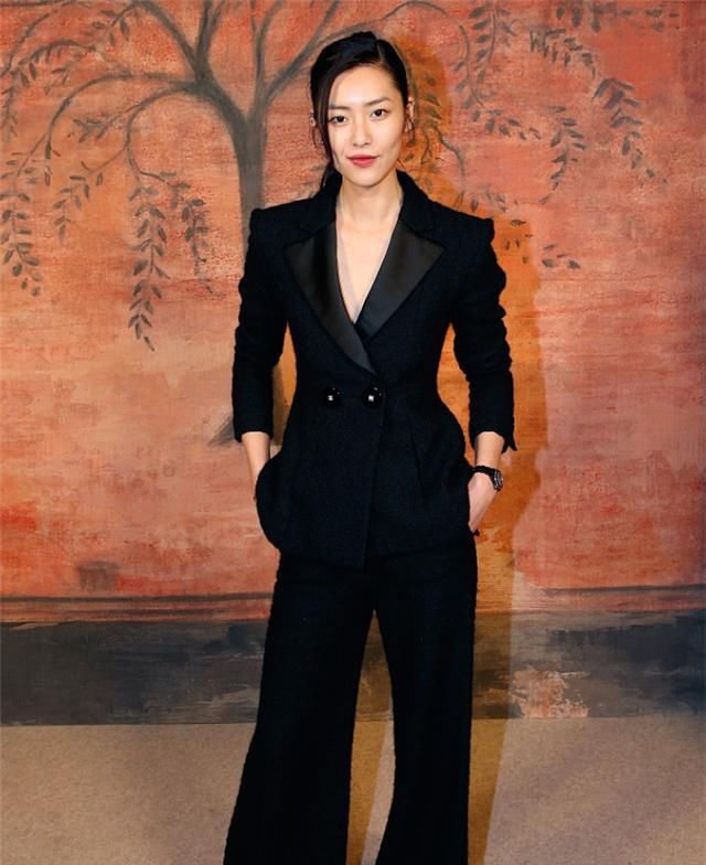 和纸袋裤:刘雯张钧甯最爱穿的纸袋裤,却被混世魔王“哪吒”带火 风范时尚