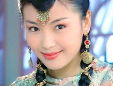 这恐怕是刘涛有史以来最尴尬的一次走红毯吧！裙底还露出了这个