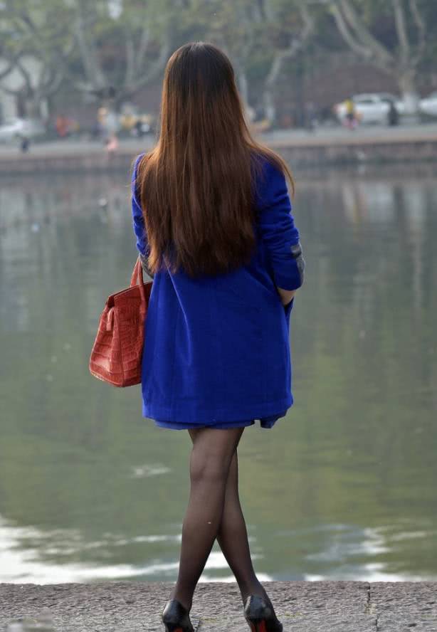 街拍：很惬意，在湖边吹风，蓝裙黑丝性感美女