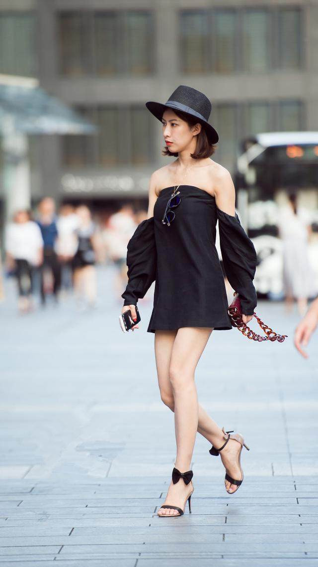 街拍：秀气白皙文静的小姐姐，漂亮个性很受关注！