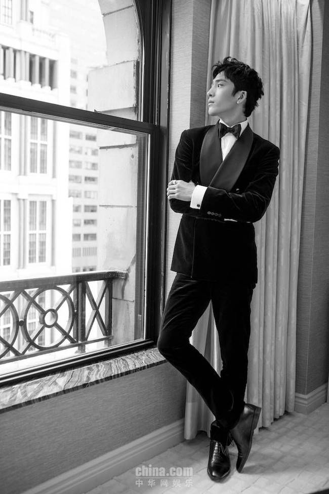 井柏然首启纽约时装周 丝绒西装演绎绅士浪漫