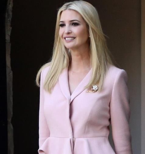 白宫女神伊万卡化身“粉红女郎”参加内阁会议 年轻又干练
