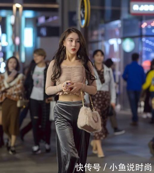 街拍：夏夜独自漫步优雅气质小姐姐，性感女神范儿十足！