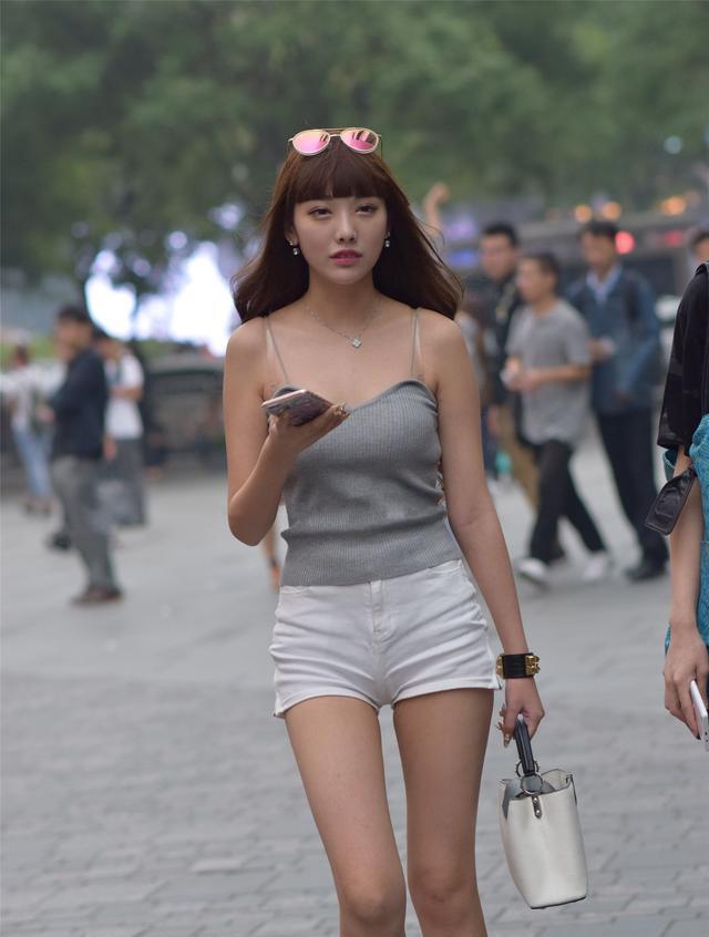 「偶遇」街拍偶遇热裤灰色吊带装可爱美女,笑容好甜美!