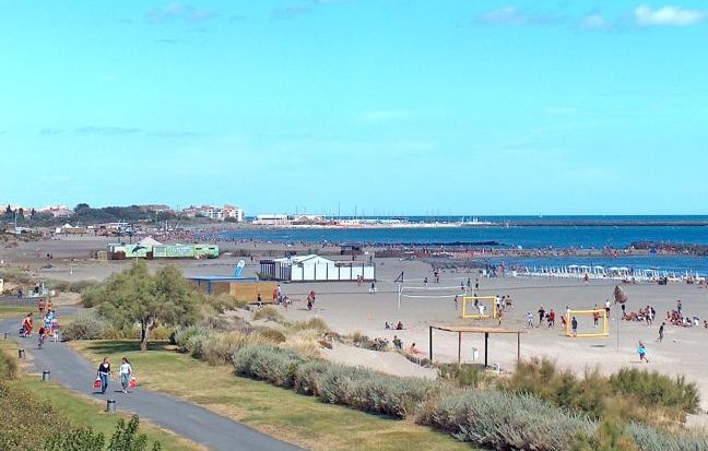 法国有一座海边“裸城”,严禁穿衣进入,每天接待40000名游客