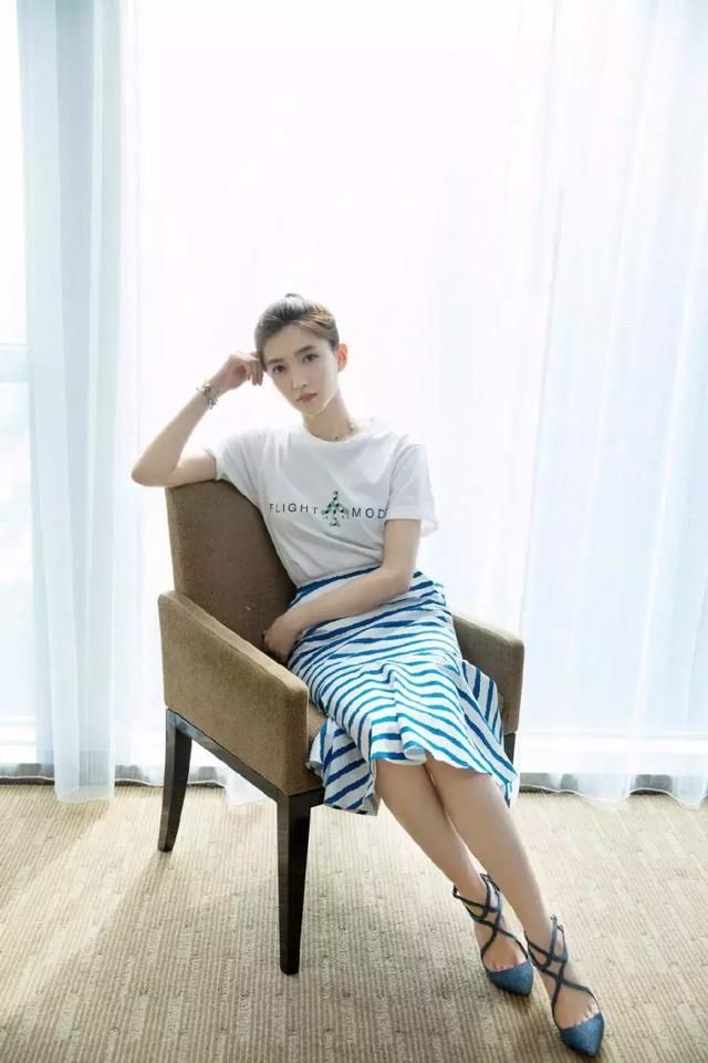 江疏影深V短裙露沟又秀长腿，亮片太多像炸毛，上半身像胖20斤