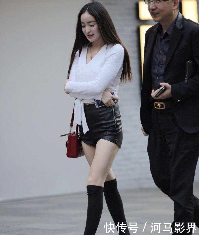 美女■美女穿过膝袜搭配包臀裤出街, 旁边的男人是她父亲吗,街拍