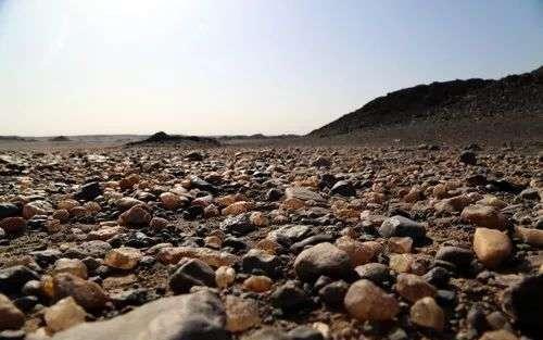 新疆捡石头最美季节又到了，教你在16个不同的地方捡石头！