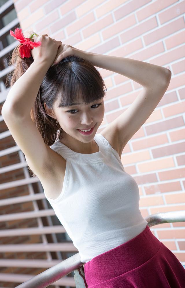 素人街拍：广场上的长裙小姐姐，用手遮阳，一脸的无可奈何?