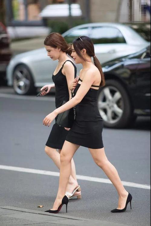 路人街拍：小姐姐的吊带短裙很优美，不穿丝袜的双腿很健康的颜色