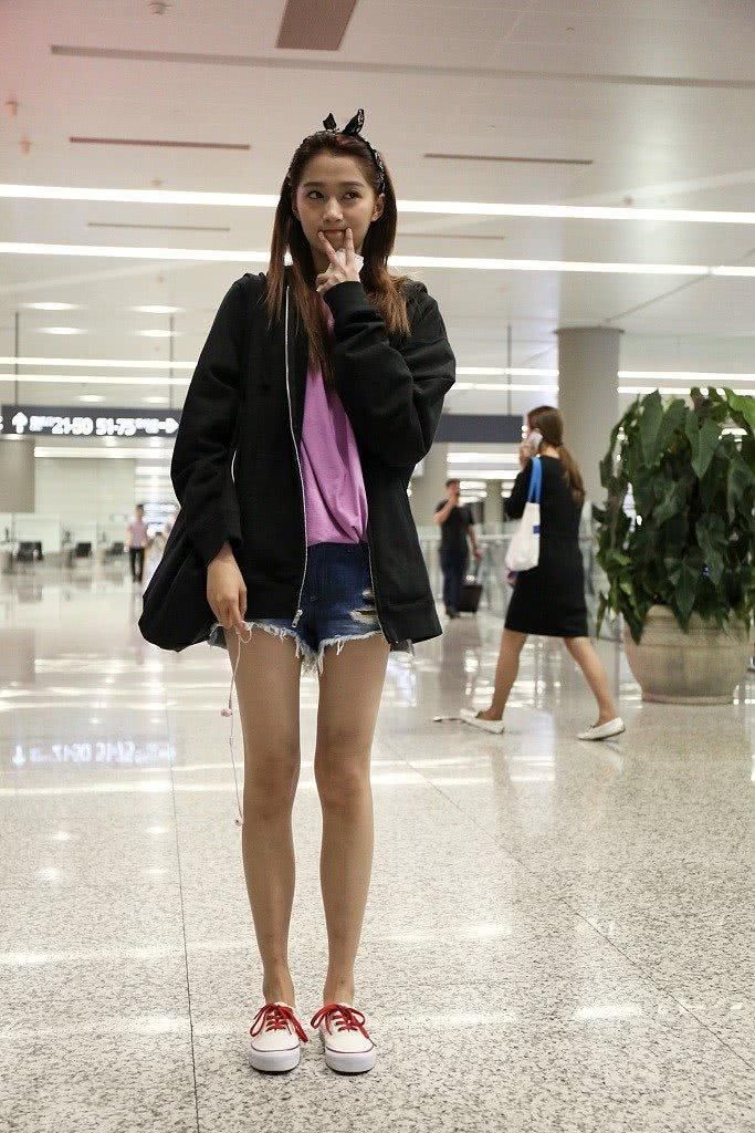 关晓彤穿抹胸连衣裙出席活动，还好用手捂着，不然鹿晗真有意见了