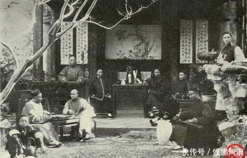 武官■晚清老照片:武官穿铠甲出席活动,独轮车载9个人