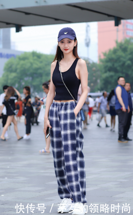 黑色紧身连衣裙的勾勒出这位美女身材,成为街头一个亮点!!