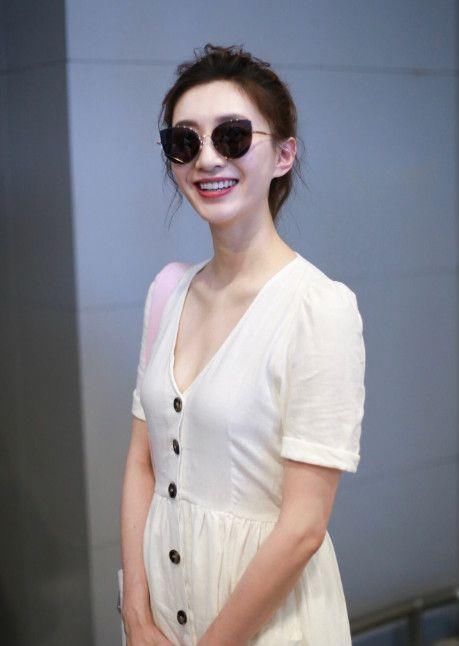 同样的白色连衣裙，刘雯配裤子比江疏影光腿还耐看？