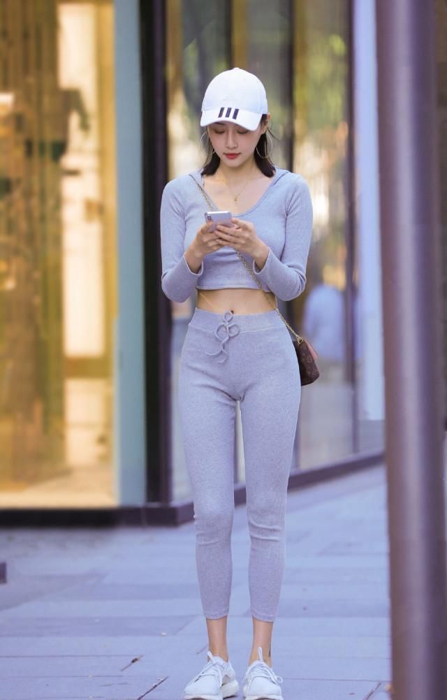 阳光■气质女生的运动套装, 简约耐看又大方, 让造型充满阳光活力
