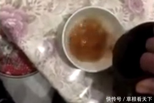 男子翻新祖屋发现奇异坛子，撬开封口细看后让他傻眼了