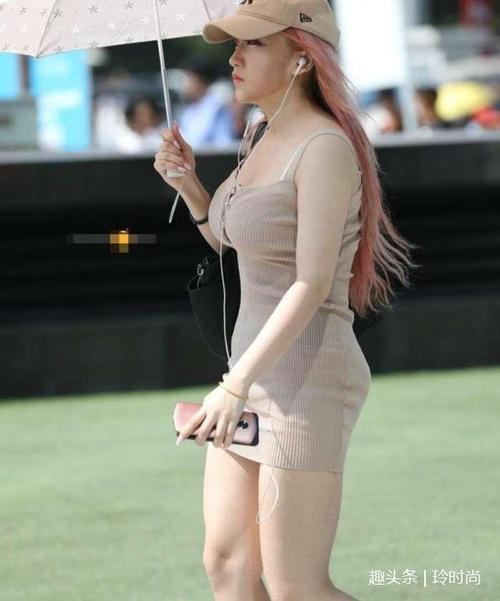 街拍:时尚辣妈,包臀裙完全盖不住丰腴的身材!