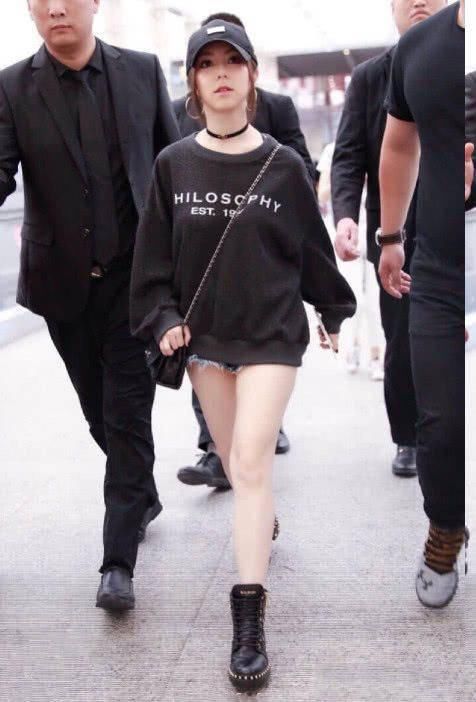 邓紫棋27岁，冯提莫也是27岁，网友：长腿和短腿一眼就能看出差距