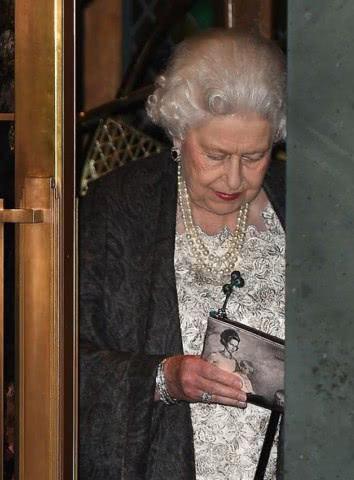 盘点各国王妃珠宝首饰，丹麦和英国女王出门最奢侈，唯有她最朴素