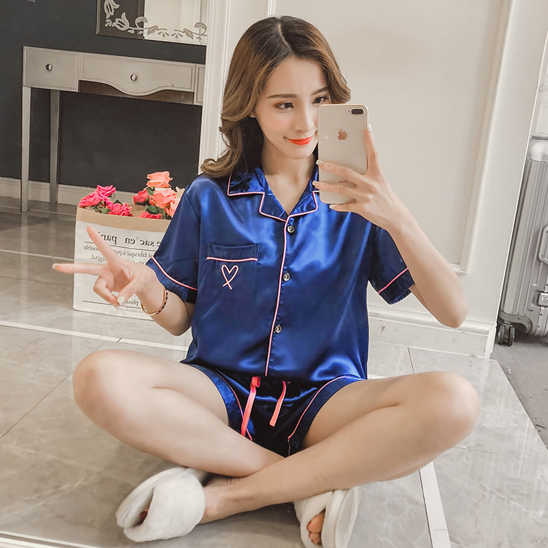 厉害了我的老婆，穿这样的睡衣就在房间走来走去，美得不像话