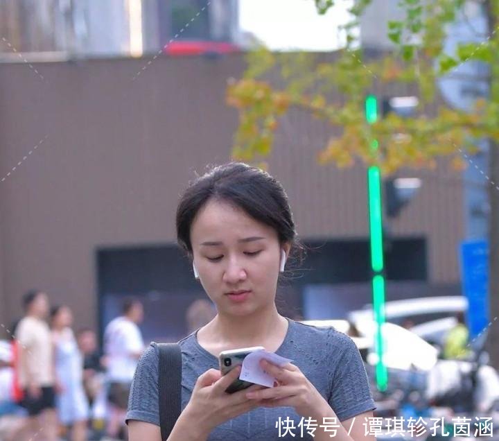  气质■好身材搭配紧身训练服，漫步街头气质十足