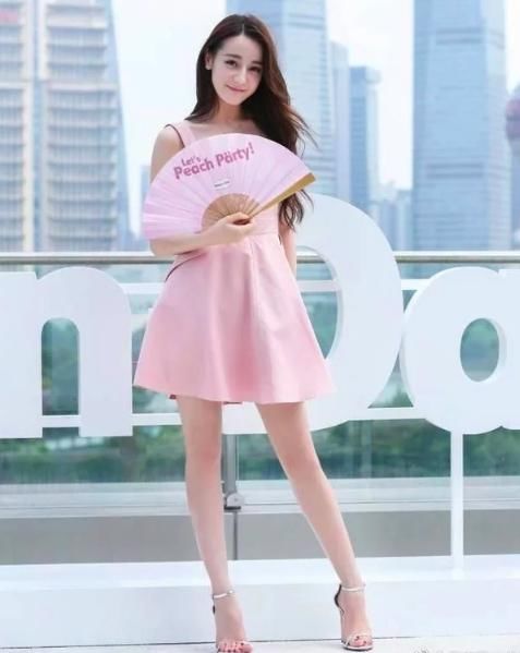 迪丽热巴赤脚穿粉裙露事业线，可手指怎么弯曲成这样了？