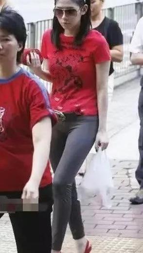 微胖妹子穿打底裤,潮范满满,修身显瘦