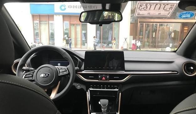  [漂亮]比卡罗拉还漂亮，这车实力不输轩逸朗逸，油耗仅5.1L，不足10万