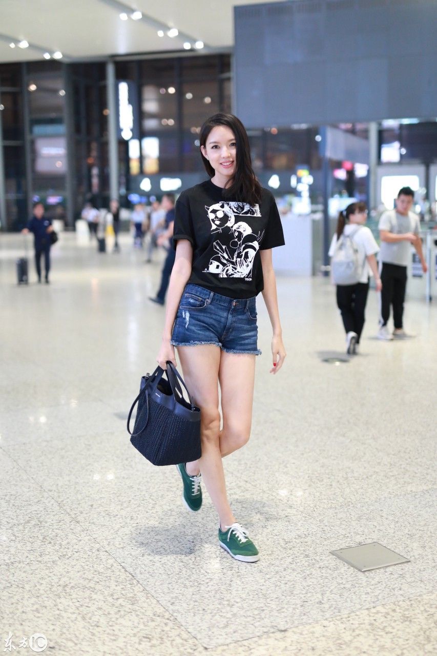 张梓琳穿黑色T恤搭配蓝色牛仔短裤现身机场，皮肤白皙秀大长腿