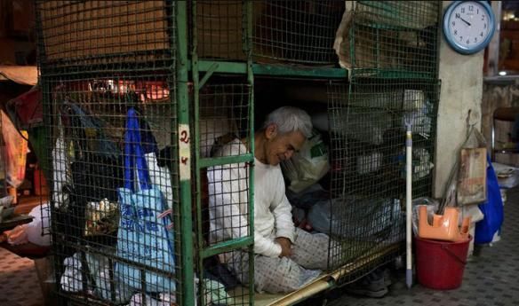  灶台@笼屋、马桶灶台挨着、香港这么发达为何还会有这种房屋?