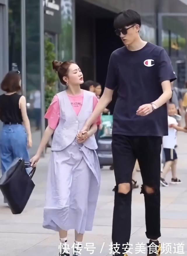  「生则是穿」全网身高差最大情侣：“我穿裙挡腿，只为显你腿更长”，甜爆！