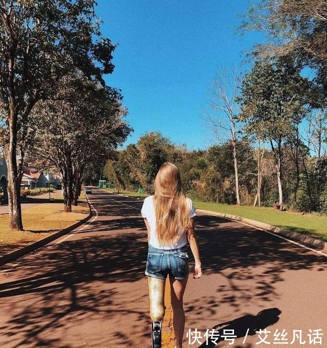 『自信』巴西超模一条腿秀身材,而这个舞蹈老师更强大,没小腿二婚也幸福