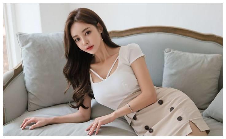 随性优雅的包臀裙美女，穿出曼妙身材，年轻有气质！