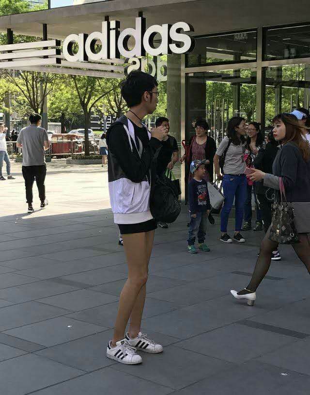 盘点男子奇葩着装潮到辣眼睛，躲在角落的我看得瑟瑟发抖