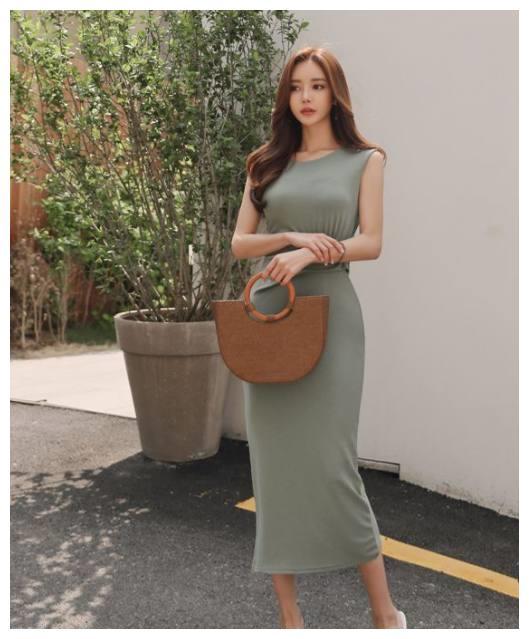 大方典雅的紧身包臀裙美女，穿出韩范的味道，潮流感十足！