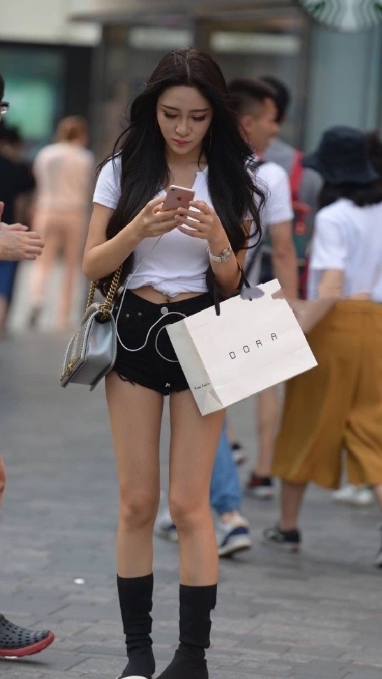 街拍：天使面容，小姐姐完全可以靠颜值吃饭！